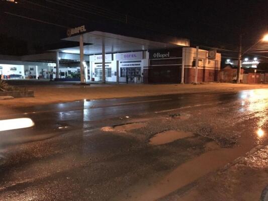 Buracos na avenida Mario Homem de Melo tem preocupado condutores de veículos (Foto: Aldenio Sares)