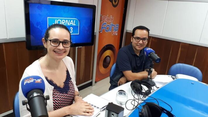 O Jornal da 100.3 é apresentado pelos jornalistas Carolina Cruz e Natanael Vieira (Foto: Néia Dutra/Folha BV)