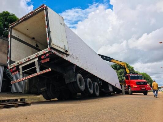 Um guincho foi utilizado para retirar o contêiner (Foto: Aldenio Soares)
