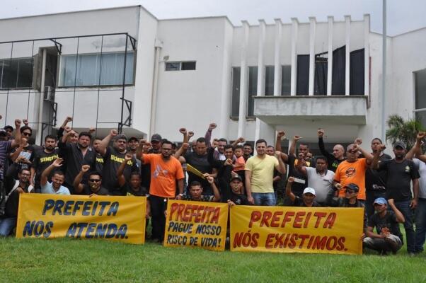Os vigilantes se concentram em frente ao Palácio 9 de Julho, sede da Prefeitura de Boa Vista (Foto: Diane Sampaio/Folha BV)