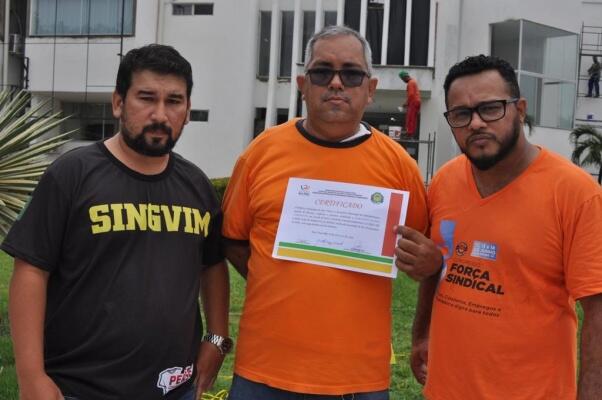 Os vigilantes se concentram em frente ao Palácio 9 de Julho, sede da Prefeitura de Boa Vista (Foto: Diane Sampaio/Folha BV)