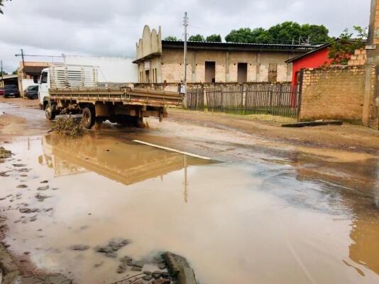 Alguns buracos da avenida estão sinalizados com galhadas, justamente para evitar acidentes (Foto: Aldenio Soares)