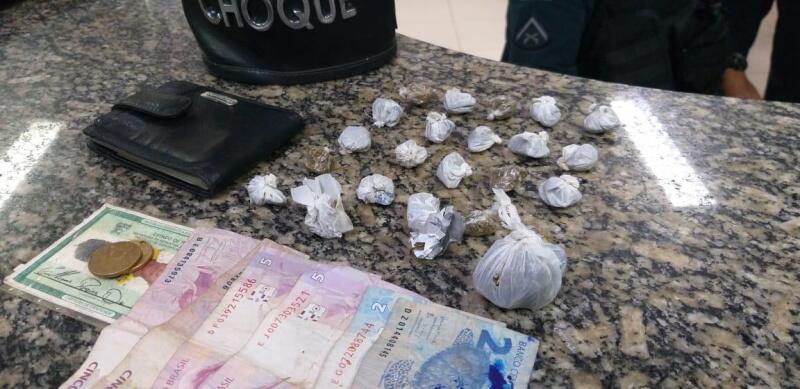 Vários invólucros de Skunk foram encontrados com a dupla no bairro Asa Branca (Foto: Divulgação)