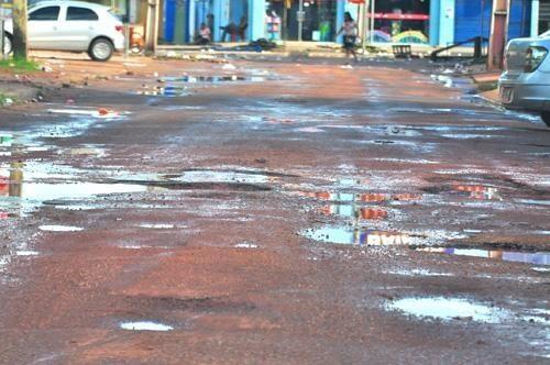 A SMPA ressaltou que razão do inverno deste ano, as equipes estão trabalhando nos intervalos das chuvas, quando o asfalto seca (Foto: Diane Sampaio/Folha BV)