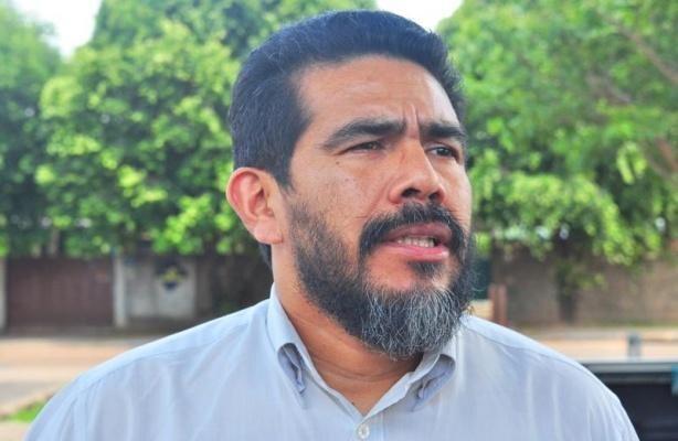 Presidente do Sindicato de Enfermagem, Melquizedek Menezes, convoca servidores para manifestação na ALE (Foto: Diane Sampaio/Folha BV)