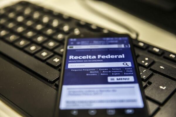 A consulta ao lote pode ser feita pelo site da Receita ou por aplicativo para smartphone (Foto: Marcelo Casal Jr/Agência Brasil)