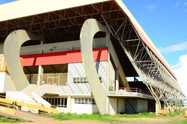 Há anos que o Ginásio Totozão está em completo abandono (Foto: Nilzete Franco / Folha BV)