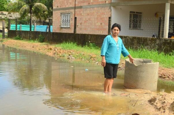 Moradora da CH-13, no bairro Senador Hélio Campos, pede providências da Prefeitura sobre alagamento (Foto: Nilzete Franco/Folha BV)