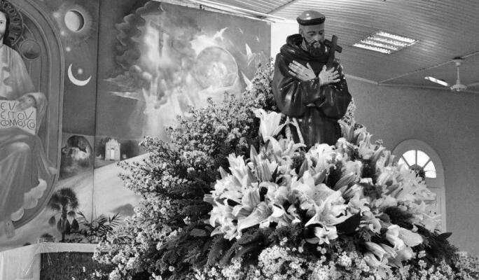 Criminosos estão aproveitando o momentos em que fiéis estão na missa para arrombar os veículos (Foto: Arquivo Folha BV)
