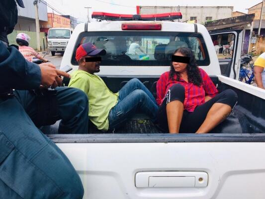 Presos em flagrante, o casal foi levado no carro da PM para o 4º DP (Foto: Aldenio Soares)