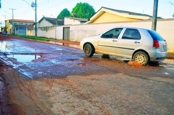 Moradores informaram que a Prefeitura costuma realizar as operações “Tapa Buraco”, mas que o problema volta a aparecer no inverno. (Foto: Diane Sampaio/FolhaWeb)