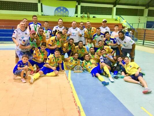 Constelares ergueram a troféu de campeão sobre o rival (Foto: Bennison de Santana/Folha BV)