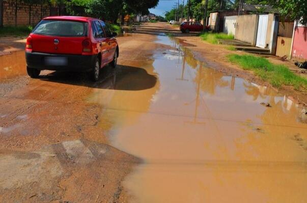 Uma moradora disse que já denunciou o caso junto à Prefeitura, mas nada foi feito. (Foto: Diane Sampaio/FolhaWeb)