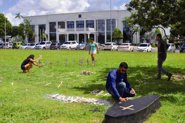Concurseiros durante montagem de acampamento na sexta passada, dia 28 de junho (Foto: Diane Sampaio/Folha BV)
