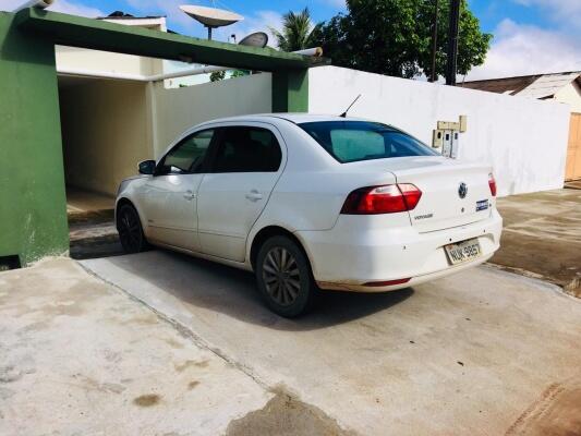 Carros de investigados por desvio de verbas da merenda escolar estão sendo recolhidos para a sede da PF (Foto: Aldenio Soares)