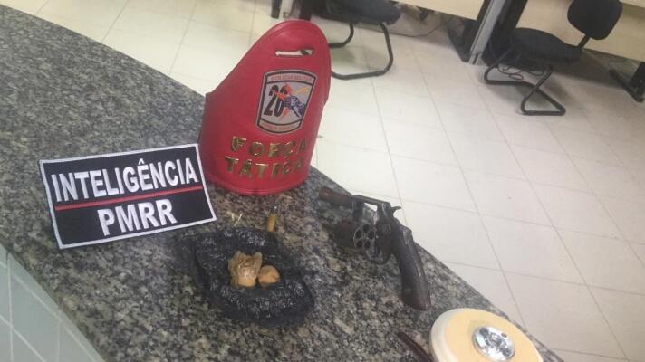 A arma que estava com o criminoso foi encaminhada para a sede do 5º DP (Foto: Divulgação)