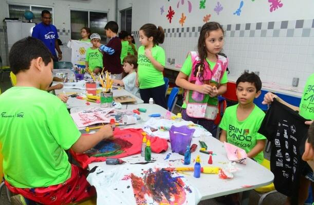 Crianças em colônias de férias aprendem brincando com jogos populares e atividades culturais, sem a presença de aparelhos eletrônicos (Foto: Nilzete Franco/FolhaBV)