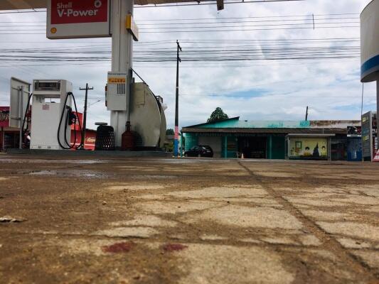 A confusão envolvendo vítima e suspeito ocorreu do lado de fora de loja de conveniência (Foto: Aldenio Soares)