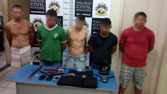 Com os suspeitos foram apreendidos um colete à prova de balas, uma arma e outros objetos (Foto: Divulgação)