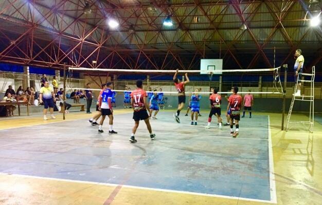 Confrontos por um lugar na final começa às 19h30 na escola Ana Libória (Foto: Bennison de Santana/Folha BV)