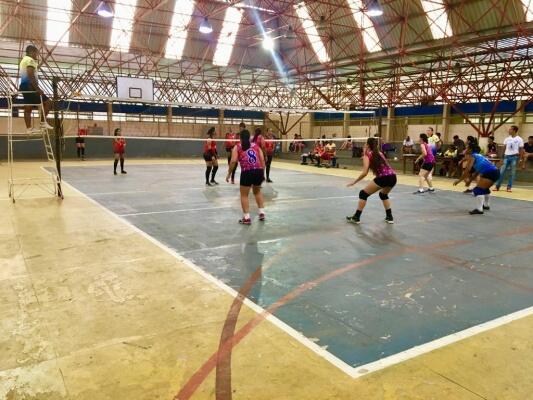 Partida que define as finalistas ocorre na Escola Ana Libória (Foto: Bennison de Santana/Folha BV)