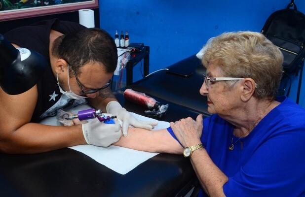Idosa faz tatuagem pela primeira vez aos 84 anos (Foto: Nilzete Franco/Folhabv)