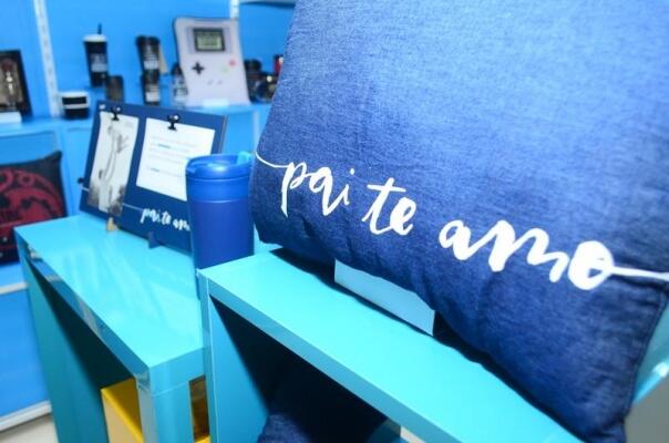 O comércio já começa a preparar as vitrines para atrair os consumidores com presentes para os pais (Foto: Nilzete Franco/FolhaBV)