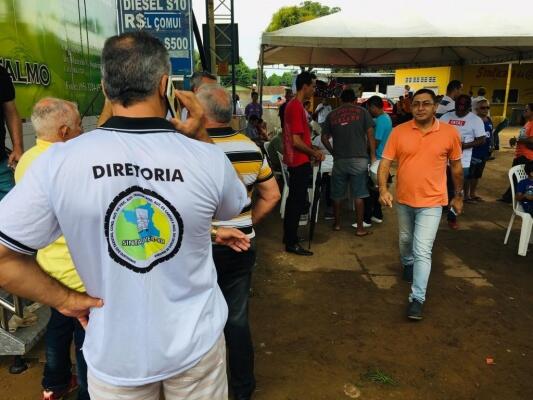 Vários motoristas foram beneficiados com ação realizada pelo Sintacaverr (Foto: Aldenio Soares)