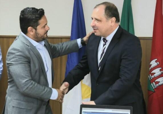 diretor-presidente do Detran, Igo Brasil, e o presidente do TJRR, desembargador Mozarildo Cavalcanti, durante assinatura de parceria entre os dois órgãos (Foto: Antônio Diniz/TJRR)