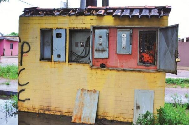 No local, além dos sinais de abandono, é possível visualizar diversas pichações com referências ao crime organizado (Foto: Diane Sampaio/FolhaBV)