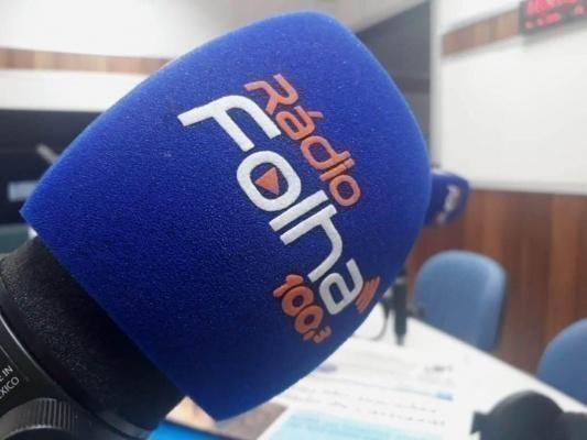 O Jornal da 100.3 é apresentado pelos jornalistas Carolina Cruz e Natanael Vieira (Foto: Minervaldo Lopes/Folha BV)