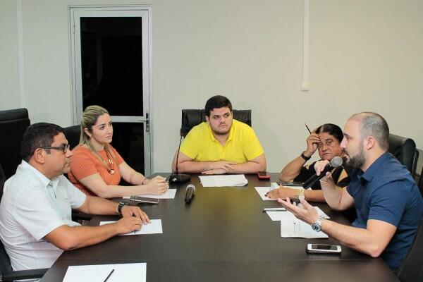 Membros da comitiva se reuniram na manhã de quinta-feira, 01, quando discutiram a denúncia de irregularidades no atendimento do HGR (Fotos: Supcom ALE)