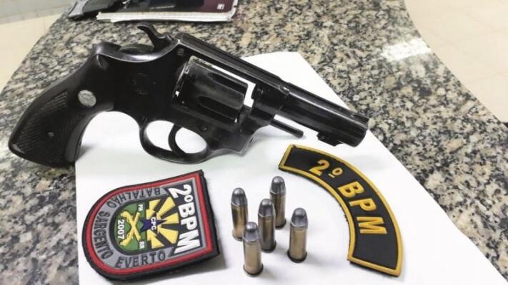 Foram encontrados entre os materiais do acusado uma pistola calibre 38 e cinco munições intactas. A arma era utilizada para ameaçar as vítimas (Foto: divulgação)