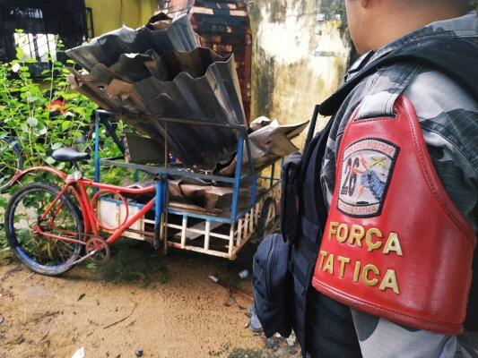 As telhas de alumínio estava sendo transportadas em uma bicicleta cargueira (Foto: Aldenio Soares)