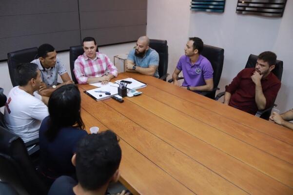 Comissão de concurseiros da PM em reunião com o presidente da ALE, deputado Jalser Renier (Foto: Lucas Almeida/Supcom ALE)