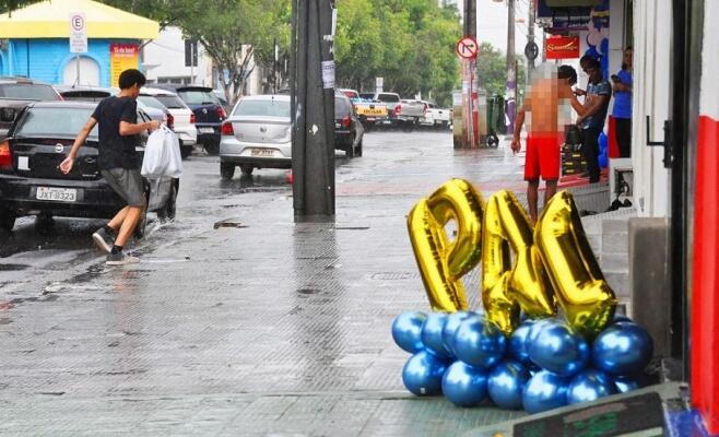 Reportagem da FolhaWeb esteve hoje (10) no Centro da capital para conferir a movimentação do comércio na véspera do dia dos pais (Foto: Diane Sampaio/FolhaBV)
