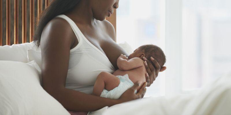 Especialistas afirmam que amamentação logo após nascimento traz benefícios para bebê e a mãe (Foto: Reprodução / Internet)