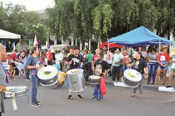 Manifestantes utilizaram faixas, instrumentos musicais e cartazes (Foto: Diane Sampaio/FolhaBV)