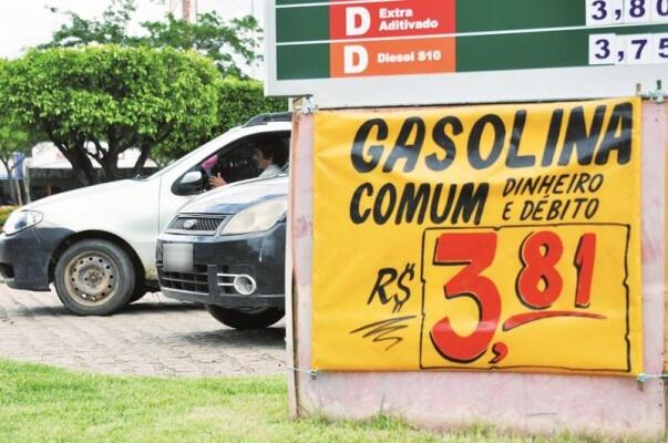 O preço mais alto da gasolina, em 2019, foi de R$ 4,41, e agora está R$ 3,81 para pagamento à vista (Foto: Diane Sampaio/FolhaBV) O preço mais alto da gasolina, em 2019, foi de R$ 4,41, e agora está R$ 3,81 para pagamento à vista (Foto: Diane Sampaio/FolhaBV)