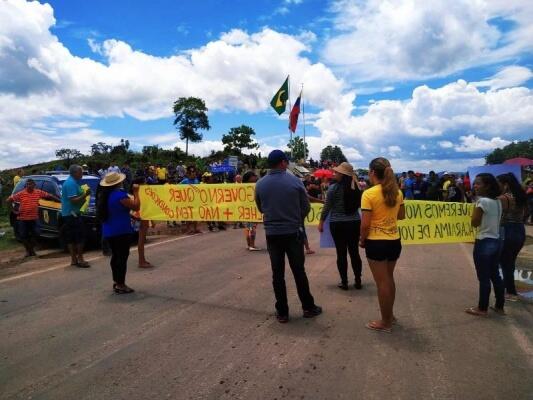 Com faixas e Cartazes, os manifestantes andaram pelas ruas da cidade cobrando segurança e resolução para a crise migratória (Foto: Aldenio Soares)