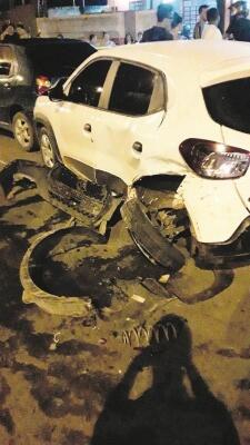 Com a batida, um dos carros ficou parcialmente destruído (Foto: Divulgação)
