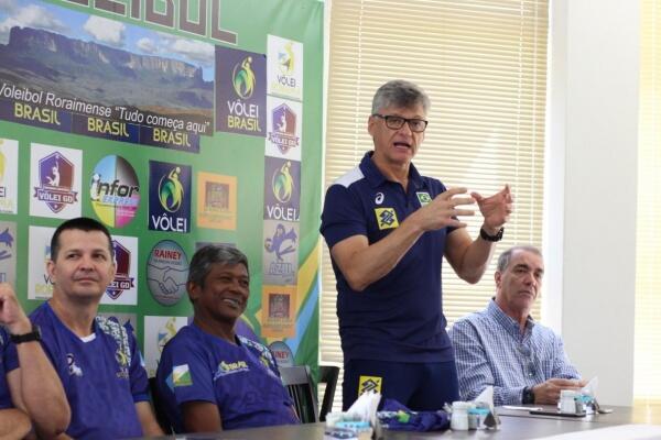 Renan Dal Zotto participou de encontro com jornalistas nesta manhã (Foto: Diane Sampaio/Folha BV)