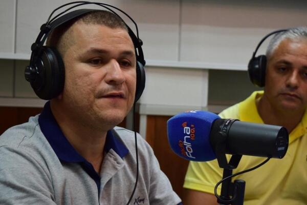Presidente do Sindape, Lindomar Sobrinho fala aos ouvintes do Jornal da 100.3 (Foto: Diane Sampaio/Folha BV)