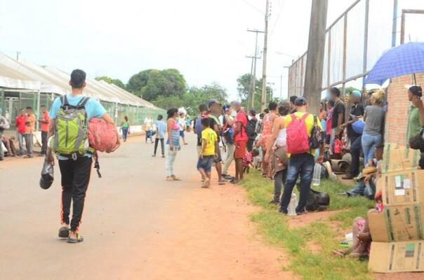 Cerca de mil imigrantes pernoitam no entorno do Terminal Rodoviário ou ficam nas barracas do posto da Operação Acolhida (Foto: Nilzete Franco/FolhaBV)