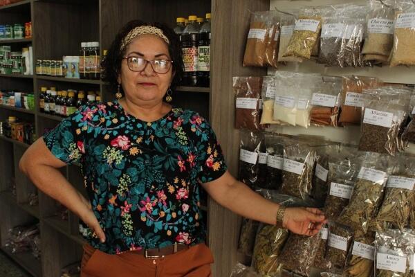 Socorro Martins, trabalha há 16 anos com a venda de produtos naturais em Roraima (Foto: Wenderson Cabral/ FolhaBv)