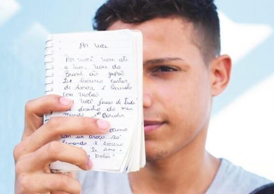 Thyago Batista de 19 anos insiste em dedicar um pouco de tempo para rabiscar nas folhas de papel (Foto: Diane Sampaio/FolhaBV)
