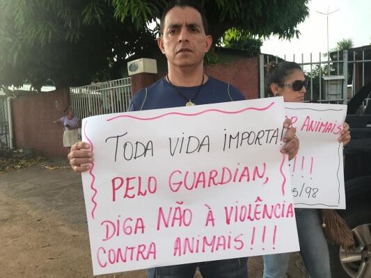 Um grupo de pessoas se reuniu em uma passeata nesta quarta-feira (18) para protestar contra a morte de um cachorro que foi esfaqueado na última segunda-feira (16) no bairro Santa Tereza (Foto: Arquivo pessoal) Um grupo de pessoas se reuniu em uma passeata nesta quarta-feira (18) para protestar contra a morte de um cachorro que foi esfaqueado na última segunda-feira (16) no bairro Santa Tereza (Foto: Arquivo pessoal)