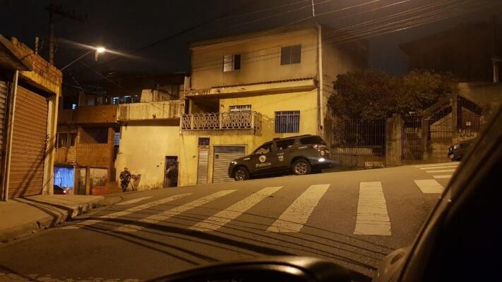 Mocélio, ao ver a polícia, ainda teria tentado fugir pelos telhados das residências (Foto: Divulgação)