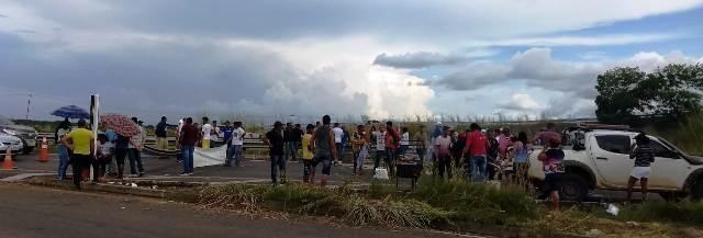 Os garimpeiro fecharam uma parte da rodovia e criaram uma imensa fila de carro (Foto: Nilzete Franco)