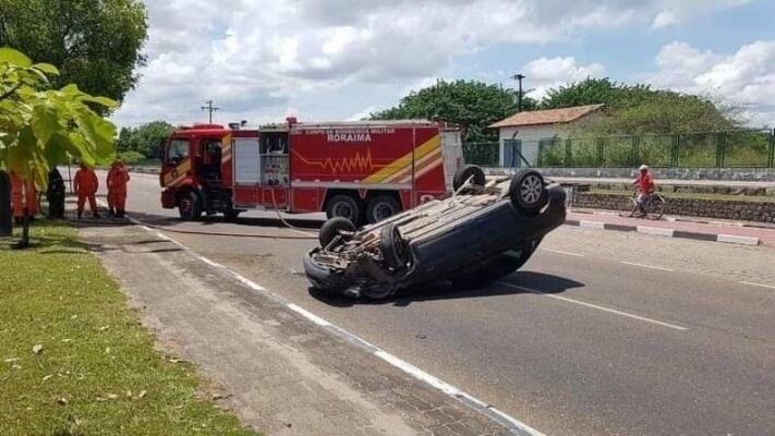 O veículo ficou sem freios e colidiu com outro carro antes de capotar (Foto: Wenderson Cabral/FolhaBV)